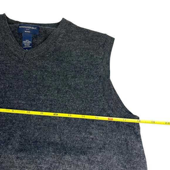 Banana Republic Women’s Small 100% Merino Wool Charcoal Gray V-Neck Sweater Vest - Picture 3 of 5